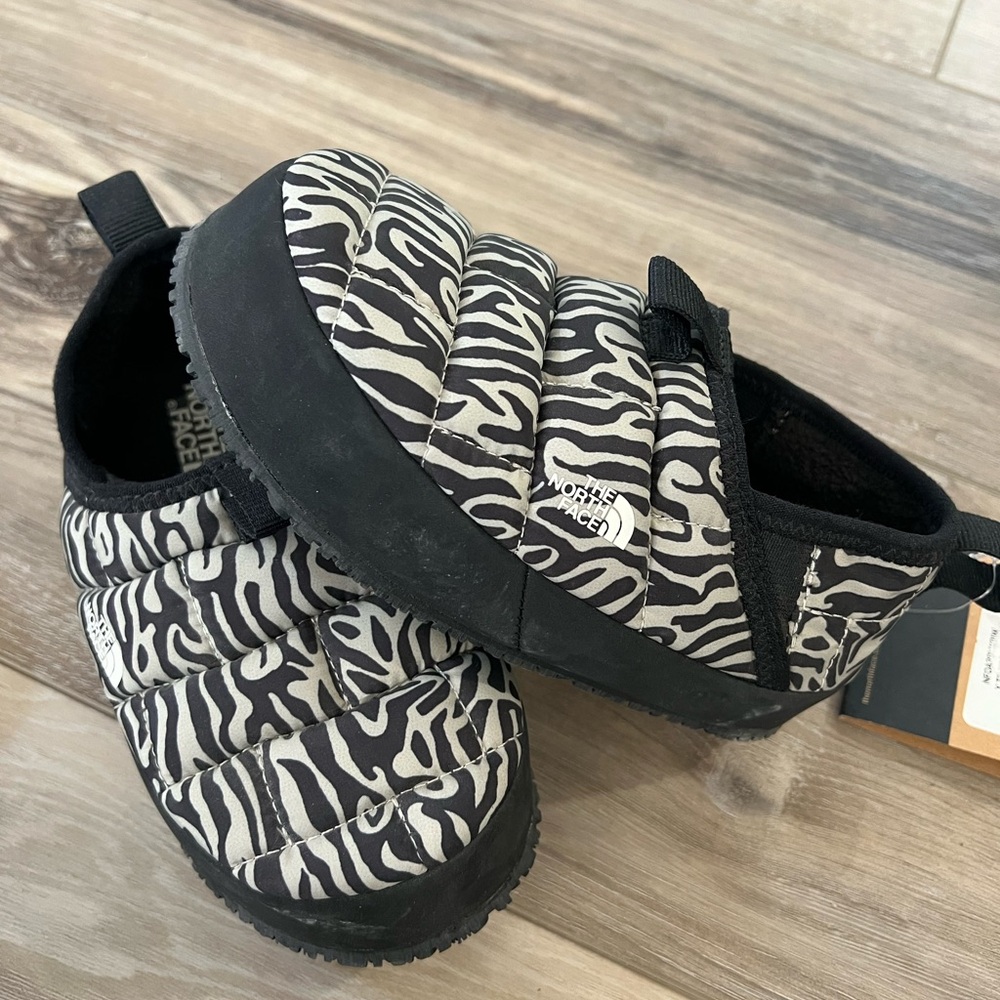 The North Face Kids Black and White Zebra Slippers Brand New Size 12
